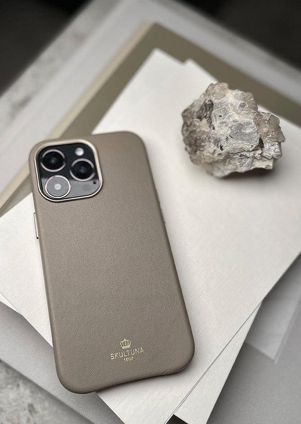The Case Factory x Skultuna – iPhone Leather Case – Taupe